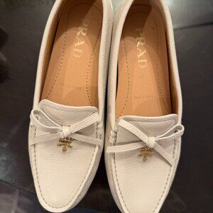 🤍 PRADA WOMEN’S WHITE LEATHER DRIVING LOAFERS — GOLD LOGO DETAIL